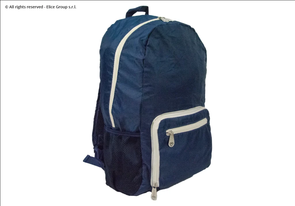 zaino richiudibile con tasca centrale molto spaziosa e due tasche laterali